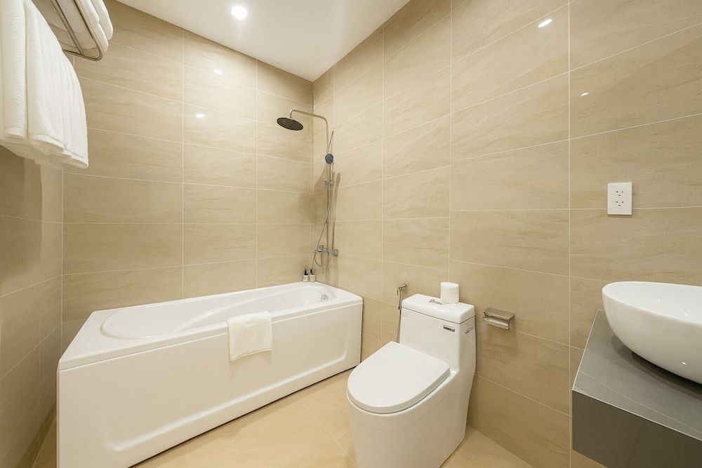 Amory Dalat Hotel Triple with Bathtub & Balcony 4
