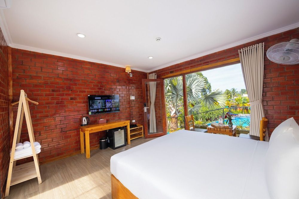 Siren Retreat Phu Quoc Deluxe Room, Pool View 10