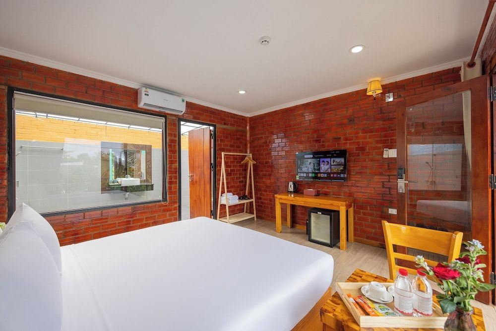Siren Retreat Phu Quoc Deluxe Room, Pool View 2