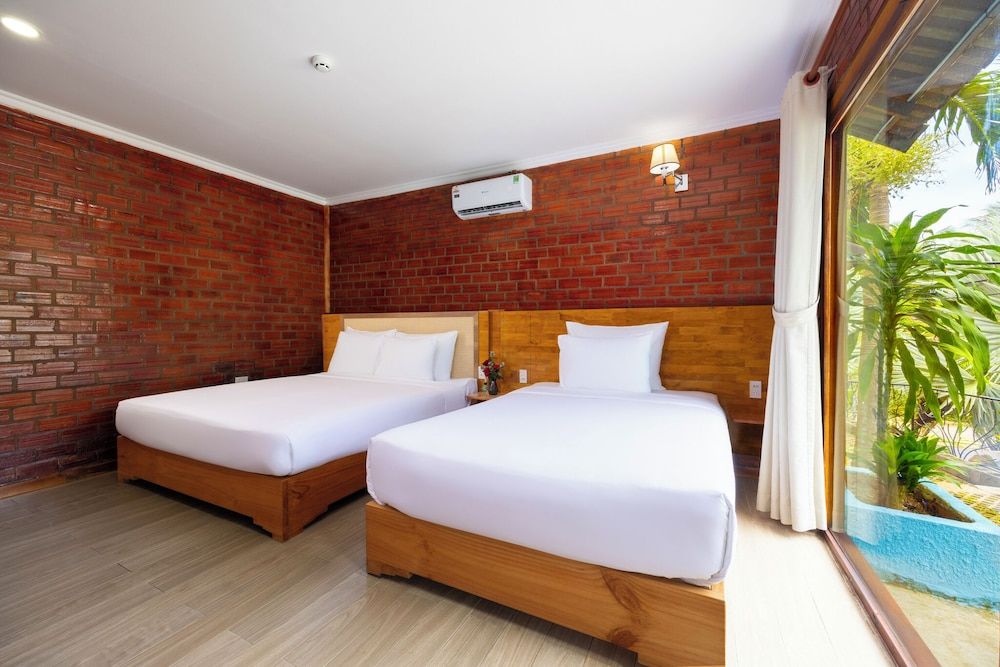 Siren Retreat Phu Quoc Deluxe Triple Room, Garden View 8