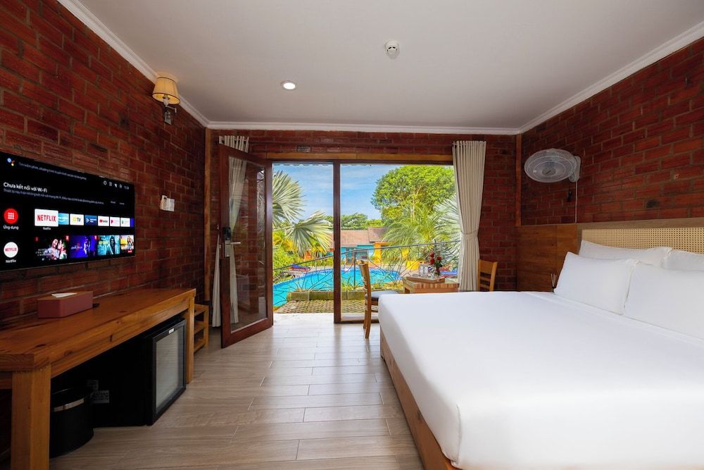 Siren Retreat Phu Quoc Deluxe Room, Pool View 3