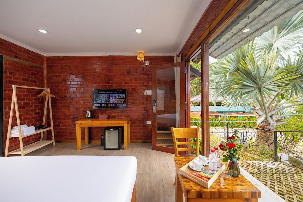 Siren Retreat Phu Quoc Deluxe Room, Pool View 11