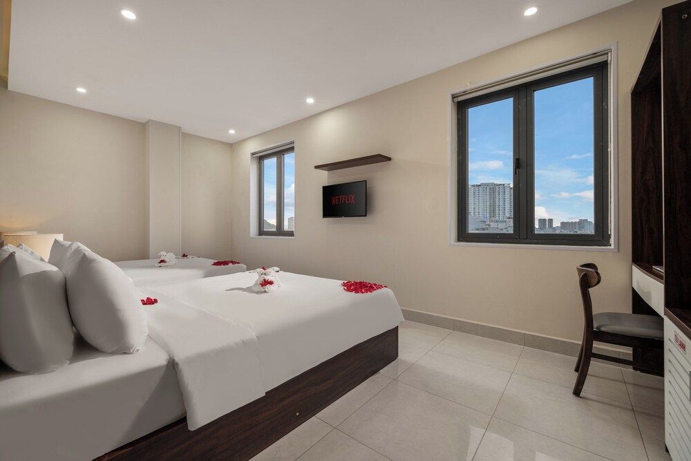 KLY Hotel Vung Tau Deluxe Quadruple Room, City View 8