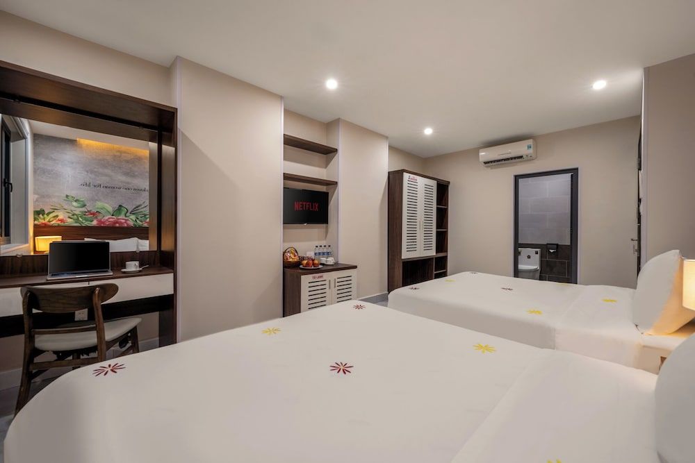 KLY Hotel Vung Tau Deluxe Quadruple Room, City View 7