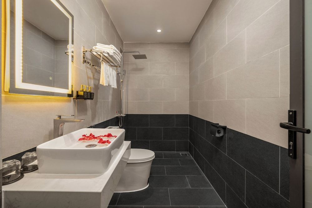 KLY Hotel Vung Tau Deluxe Quadruple Room, City View 9