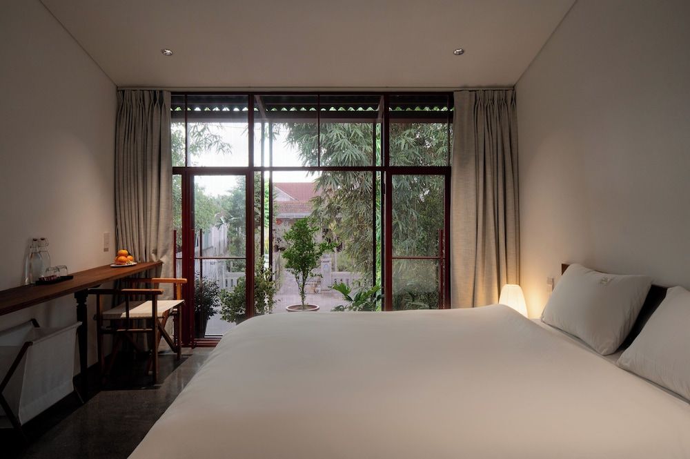 Business Room, Garden View