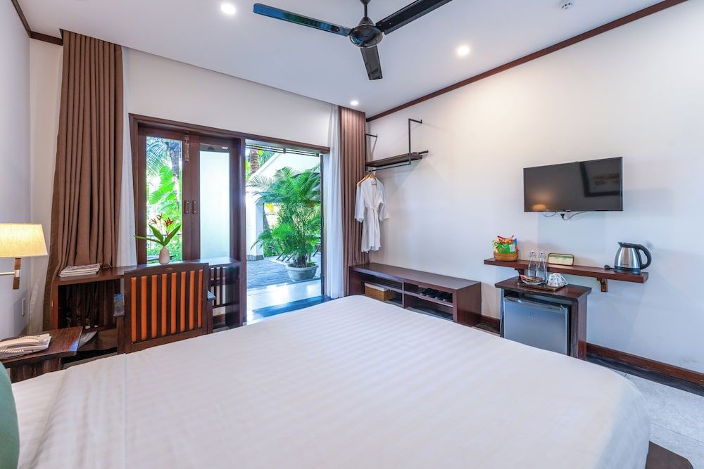 Mayci Eco Boutique Hotel Hoi An Deluxe Room, 1 Queen Bed, Balcony, Lake View 3