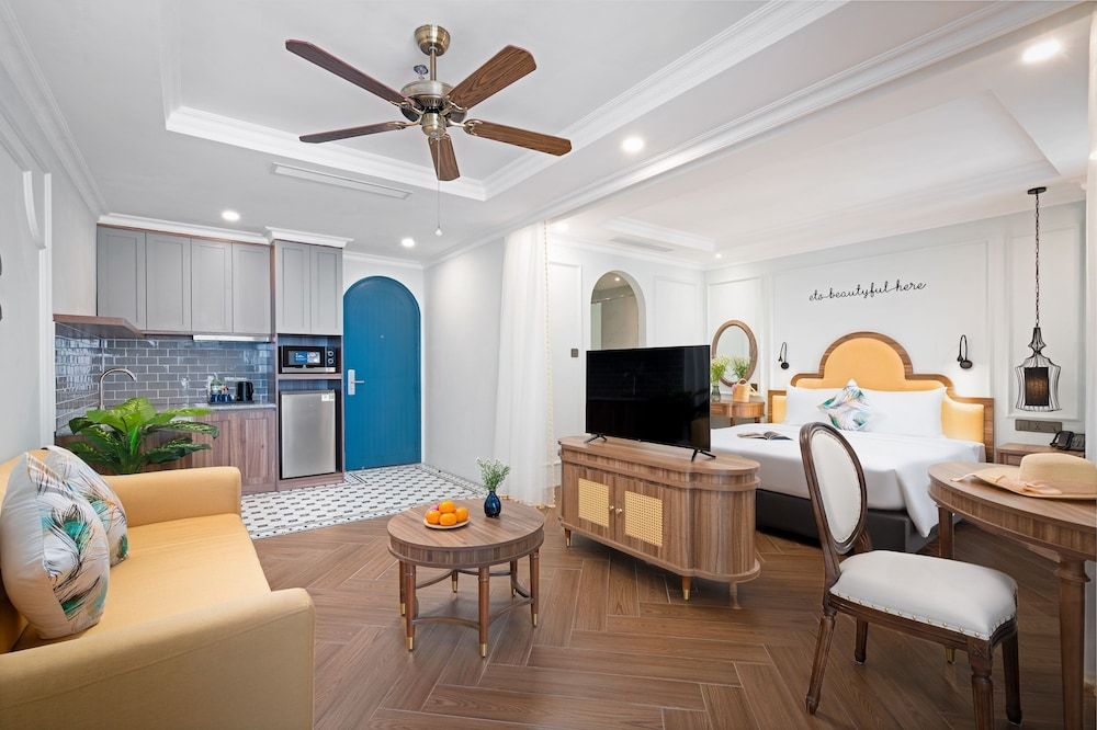 One Bedroom Sea View Apartment with Balcony, Bathtub