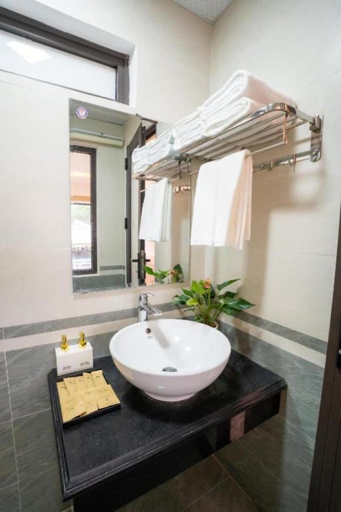 Vsana Vu Son Hotel Superior Quadruple Room 6