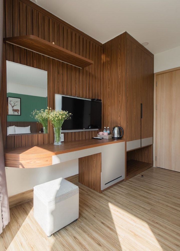 West Lake Hotel Basic Room, 1 King Bed 5