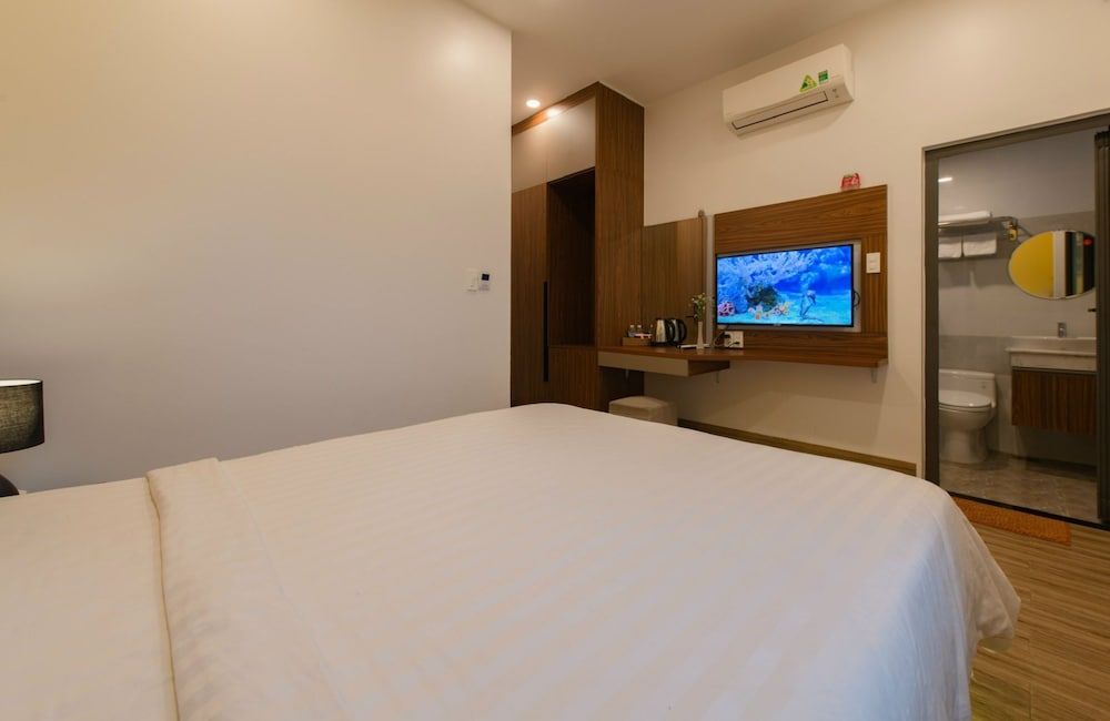 West Lake Hotel Basic Room, 1 Queen Bed 9