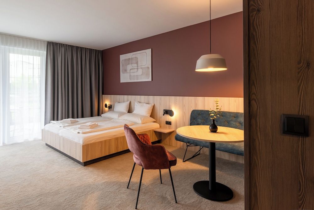 Hotel Novapart Grand Double Room, Roll-in Shower 3