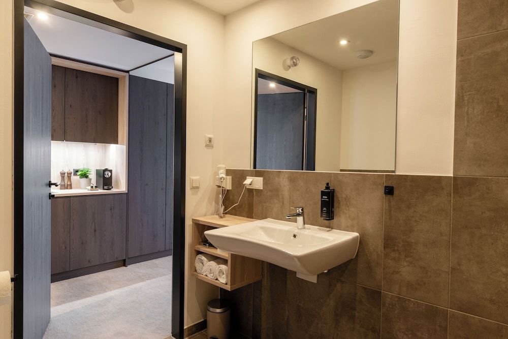 Hotel Novapart Grand Double Room, Roll-in Shower 5