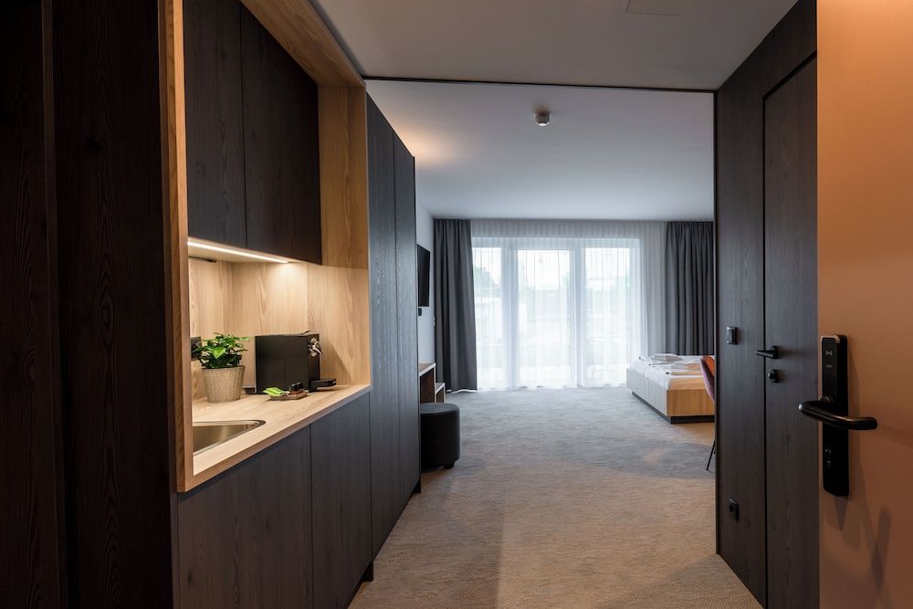 Hotel Novapart Grand Double Room, Roll-in Shower 7