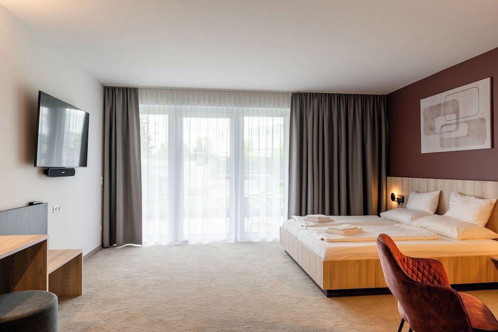 Hotel Novapart Grand Double Room, Roll-in Shower 2