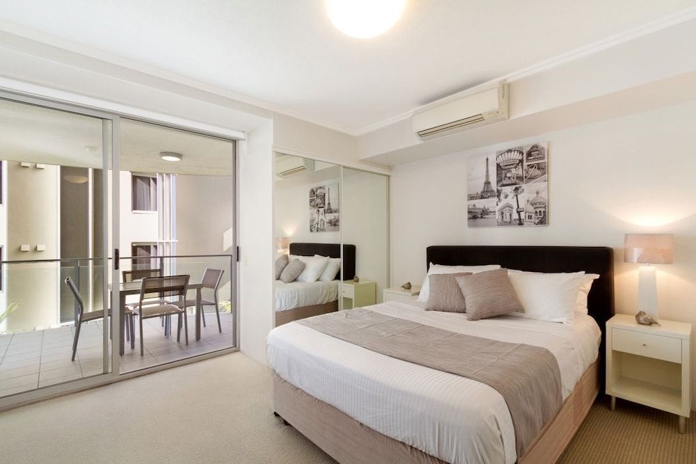 Two-Bedroom Apartment with Balcony and Two Bathrooms