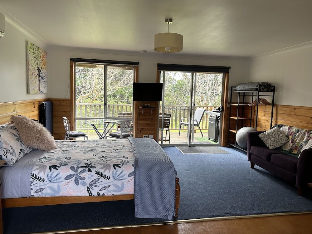 Clifton Beach Lodge Comfort Studio Suite, 1 Queen Bed, Non Smoking, Garden View 3