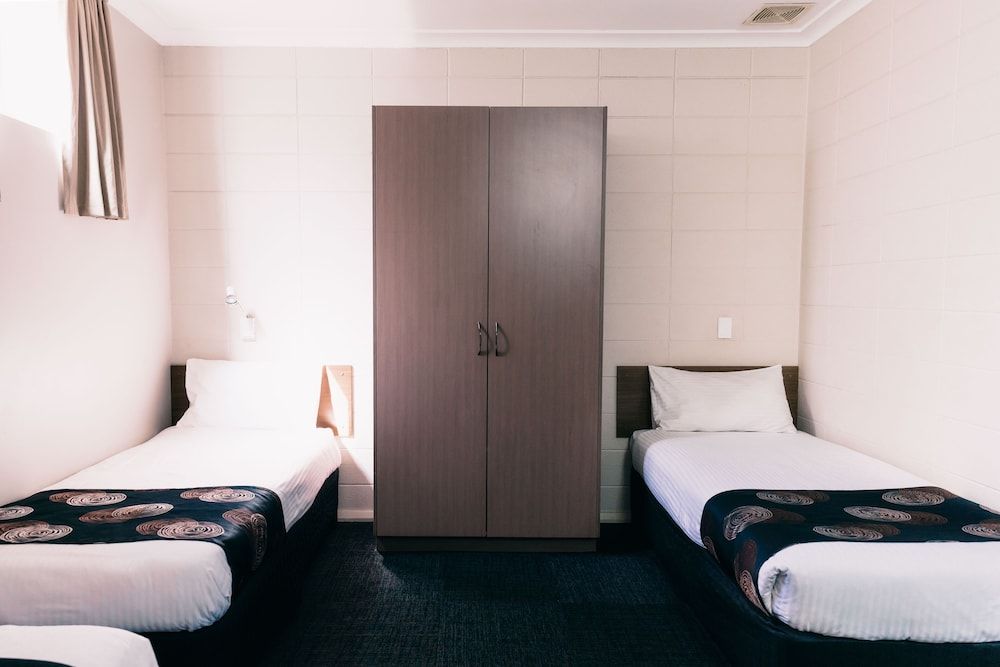 Motel Poinsettia Family Single Room 2