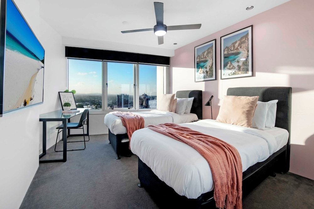 Private Q Tower Apartments - Wow Stay Converted 3 Bedroom Hinterland 2
