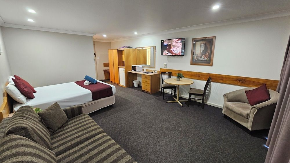 Hilltops Retreat Motor Inn Deluxe Double Room 4