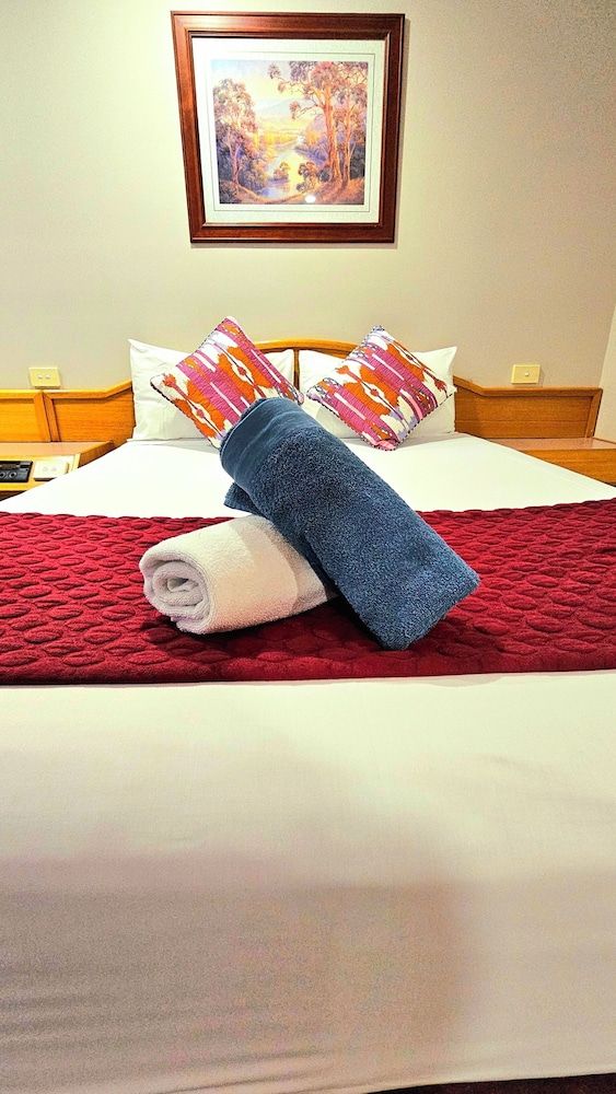 Hilltops Retreat Motor Inn Deluxe Double Room 5