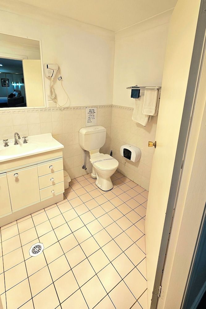 Hilltops Retreat Motor Inn Executive Double Room 6