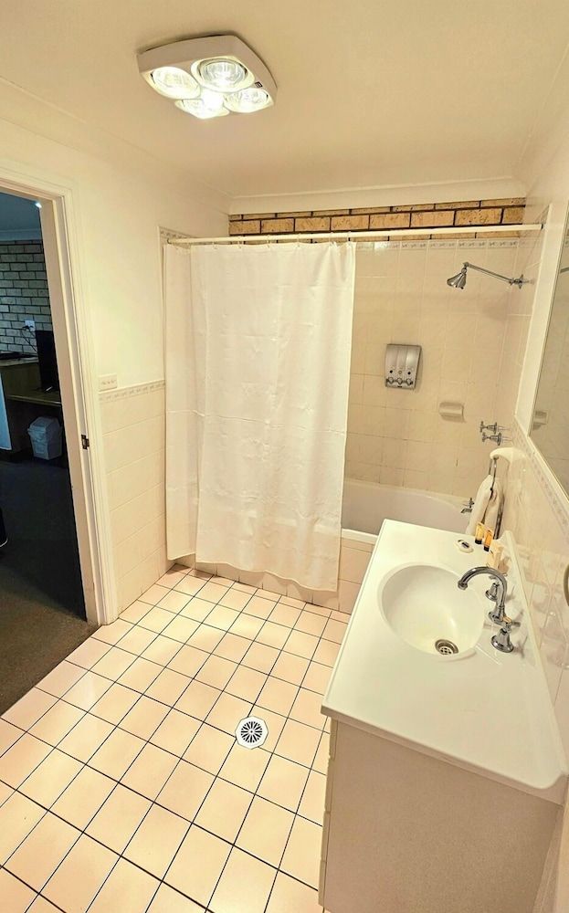 Hilltops Retreat Motor Inn Deluxe Double Room 10