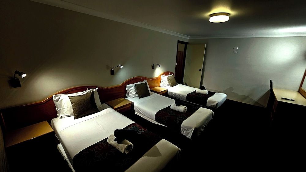 Hilltops Retreat Motor Inn Exclusive Room, 2 Bedrooms, Connecting Rooms, Courtyard View 8