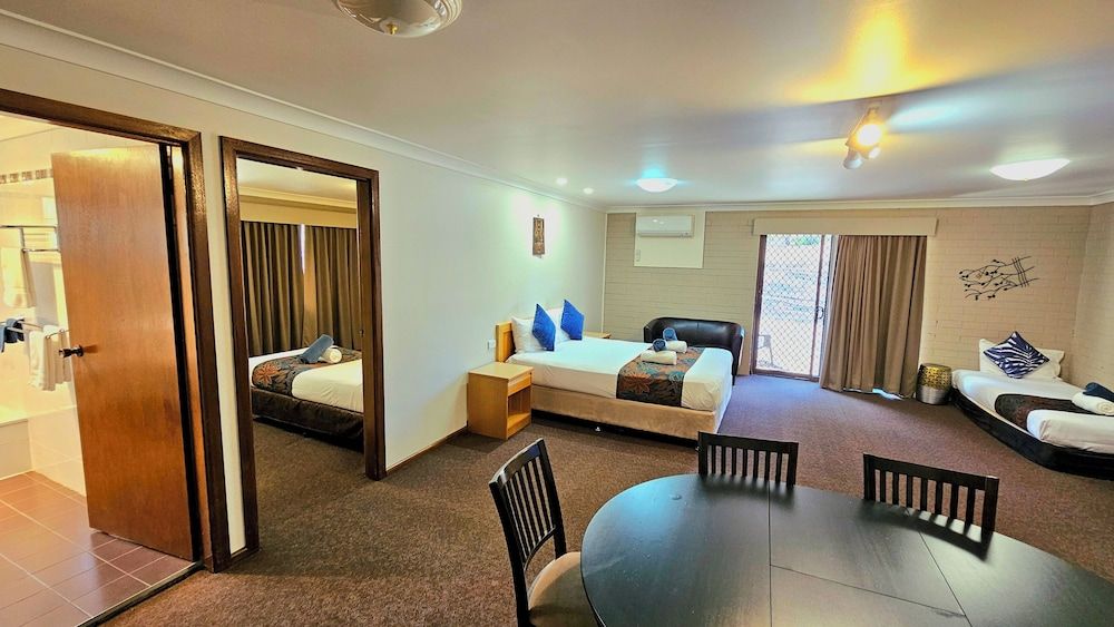 Hilltops Retreat Motor Inn Exclusive Room, 2 Bedrooms, Connecting Rooms, Courtyard View 6