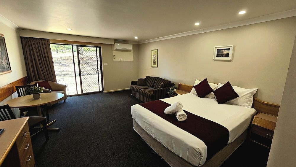 Hilltops Retreat Motor Inn Deluxe Double Room 6
