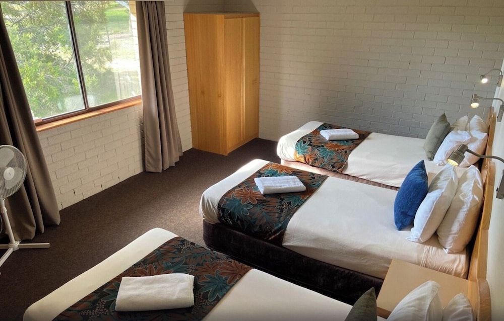 Hilltops Retreat Motor Inn Exclusive Room, 2 Bedrooms, Connecting Rooms, Courtyard View 3