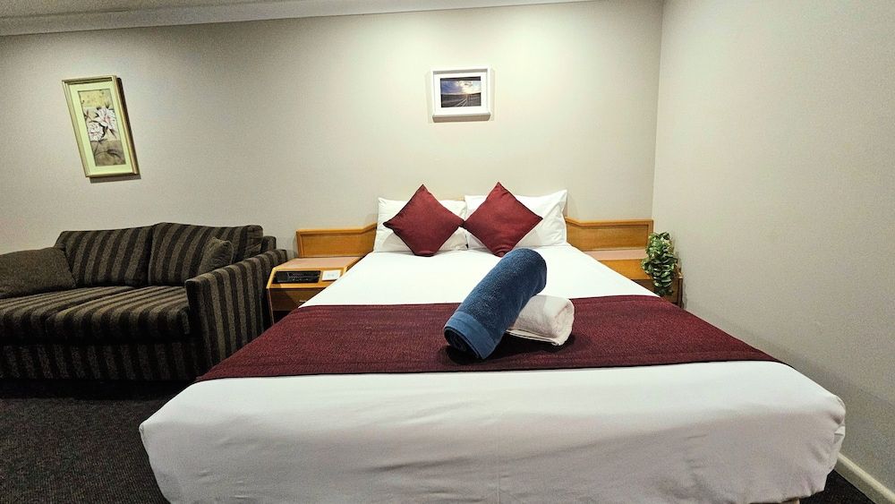 Hilltops Retreat Motor Inn Deluxe Double Room 2