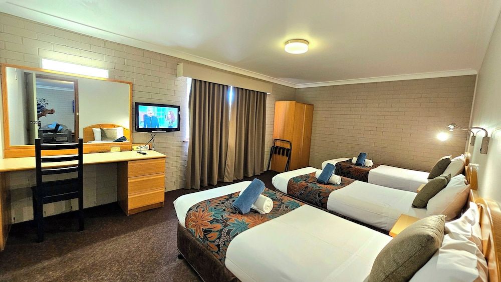 Hilltops Retreat Motor Inn Exclusive Room, 2 Bedrooms, Connecting Rooms, Courtyard View 5