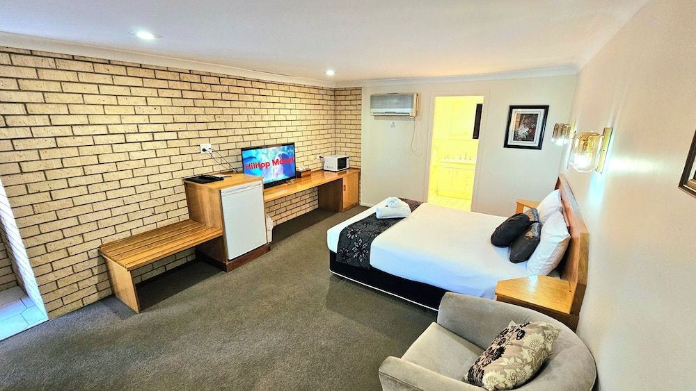 Hilltops Retreat Motor Inn Executive Double Room 4