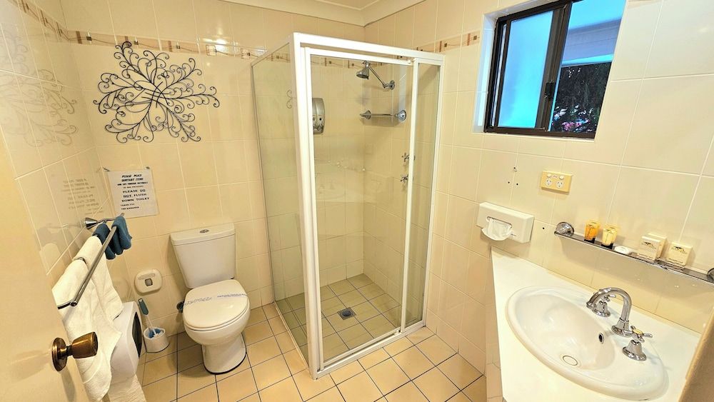 Hilltops Retreat Motor Inn Deluxe Double Room 11