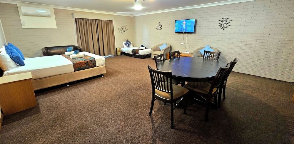 Hilltops Retreat Motor Inn Exclusive Room, 2 Bedrooms, Connecting Rooms, Courtyard View 10