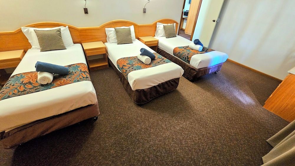 Hilltops Retreat Motor Inn Exclusive Room, 2 Bedrooms, Connecting Rooms, Courtyard View 11