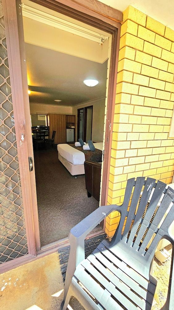 Hilltops Retreat Motor Inn Deluxe Double Room 13
