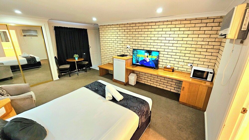 Hilltops Retreat Motor Inn Executive Double Room 3