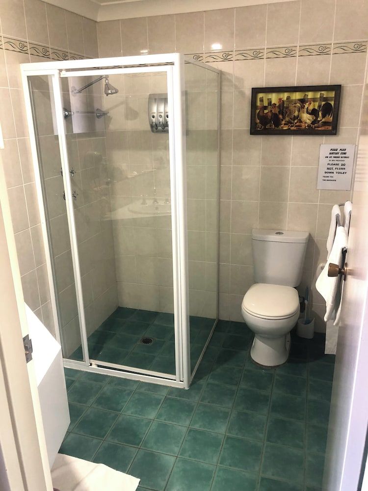 Hilltops Retreat Motor Inn Deluxe Double Room 8