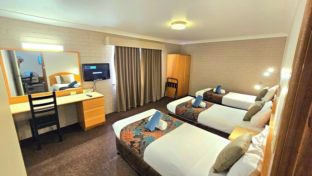 Hilltops Retreat Motor Inn Exclusive Room, 2 Bedrooms, Connecting Rooms, Courtyard View 12