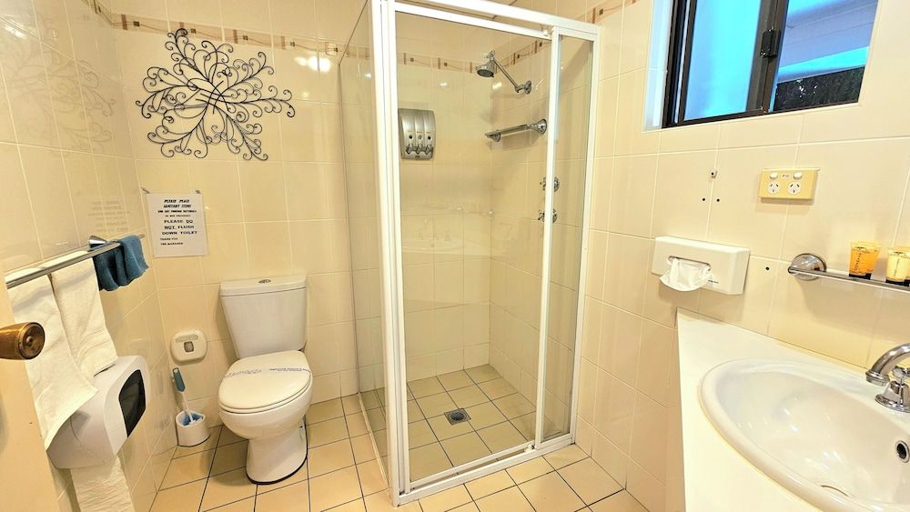 Hilltops Retreat Motor Inn Deluxe Double Room 9