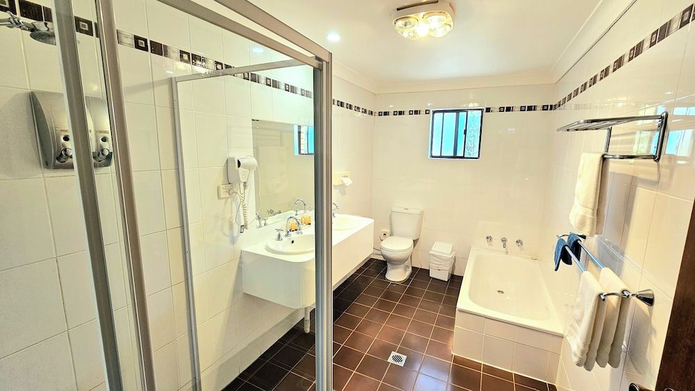 Hilltops Retreat Motor Inn Exclusive Room, 2 Bedrooms, Connecting Rooms, Courtyard View 18