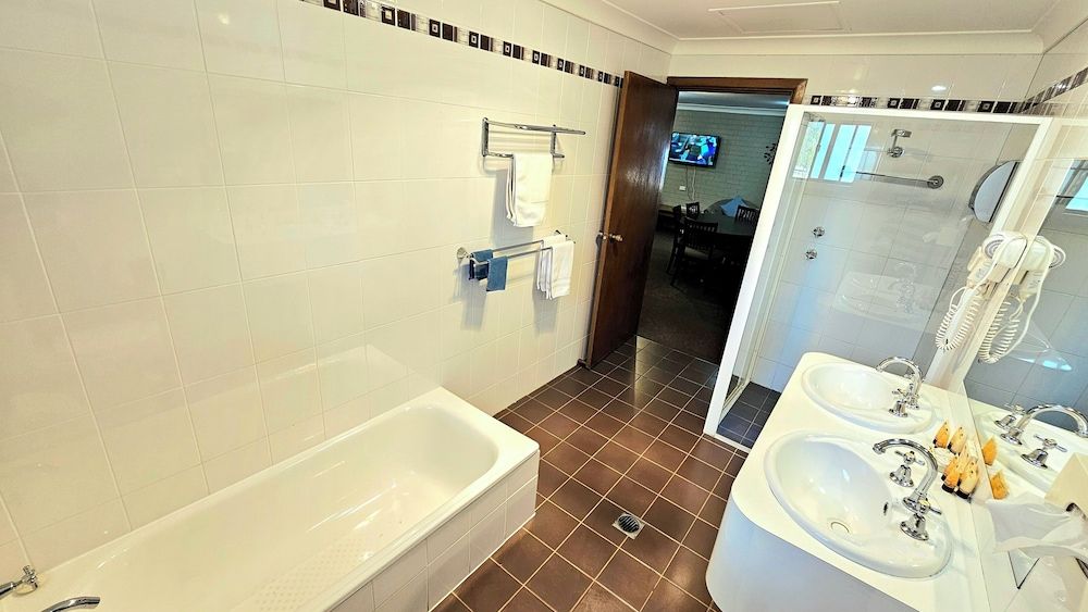 Hilltops Retreat Motor Inn Exclusive Room, 2 Bedrooms, Connecting Rooms, Courtyard View 17