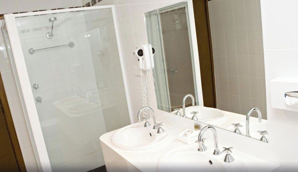 Hilltops Retreat Motor Inn Exclusive Room, 2 Bedrooms, Connecting Rooms, Courtyard View 16