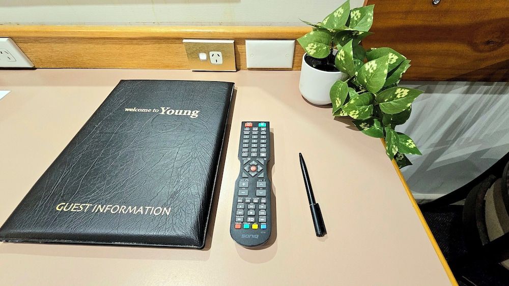 Hilltops Retreat Motor Inn Deluxe Double Room 12