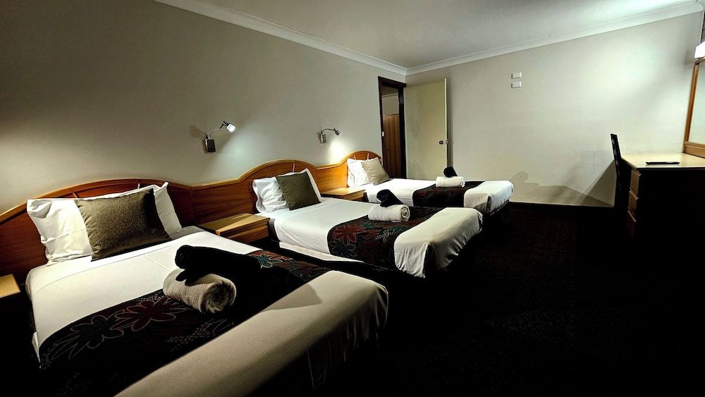 Hilltops Retreat Motor Inn Exclusive Room, 2 Bedrooms, Connecting Rooms, Courtyard View 7