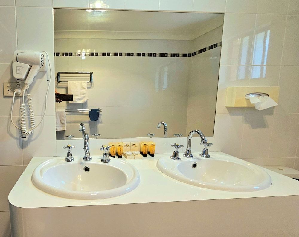 Hilltops Retreat Motor Inn Exclusive Room, 2 Bedrooms, Connecting Rooms, Courtyard View 19