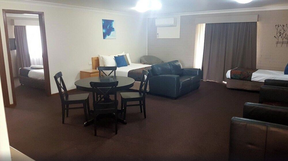 Hilltops Retreat Motor Inn Exclusive Room, 2 Bedrooms, Connecting Rooms, Courtyard View 2
