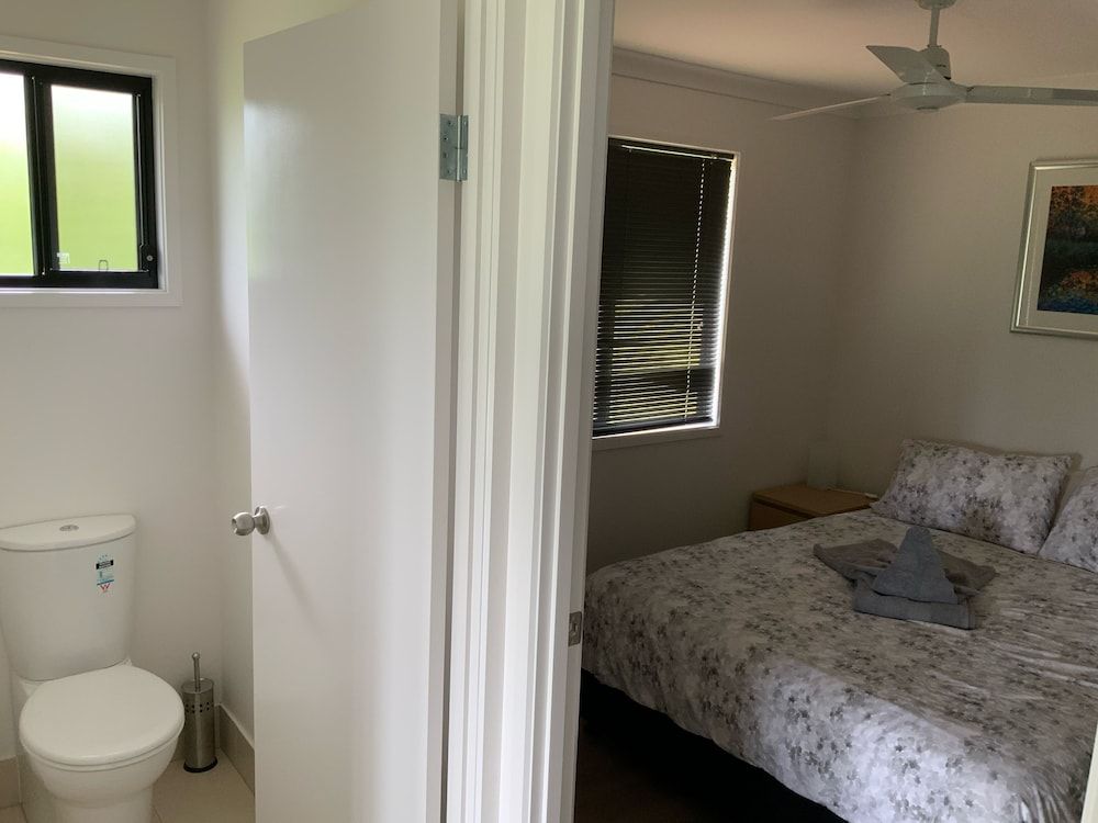 sunshine coast retreat Deluxe Cabin (5) 2